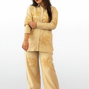 Ensemble brodé beige à motif feuillage pour femme – Chemise & Pantalon