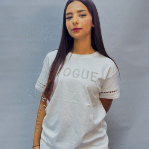 T-shirt "VOGUE" avec Détails en Strass et Dentelle