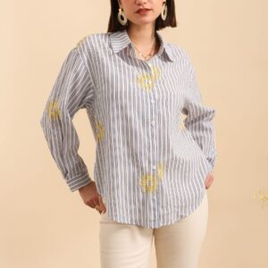 Chemise rayée bleu et blanc avec broderies jaunes soleil