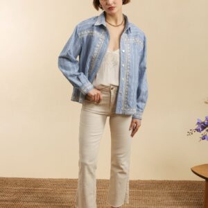 Chemise rayée bleu ciel avec broderies