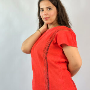 T-shirt rouge avec détails en broderie ajourée