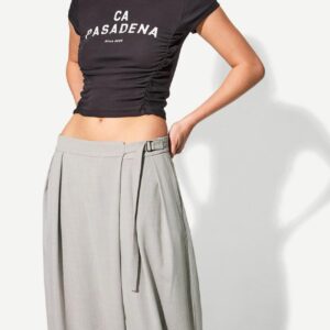 Pantalon large gris clair à pinces avec ceinture fine