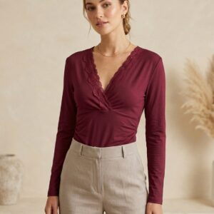 Top Col V à Dentelle – Élégance Délicate