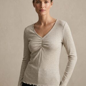 Top Maille Froncée Col V – Élégance Délicate